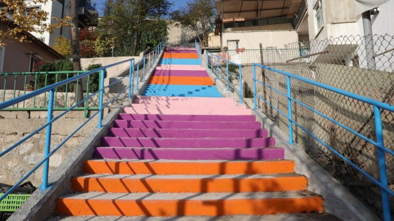 İzmit'te Kartopu Sokak'ın merdivenleri renklendi