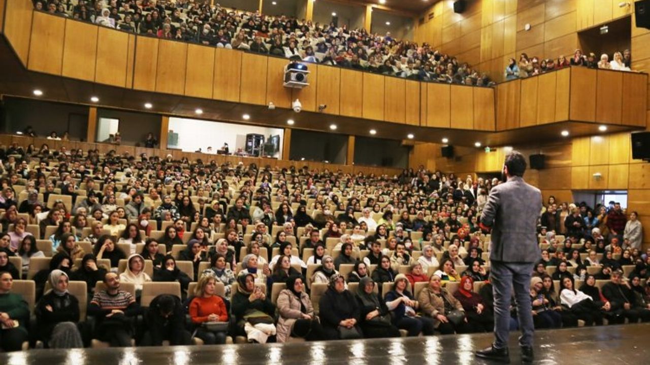 Ünlü Psikolog Gökhan Çınar Rize'de bilgilendirdi
