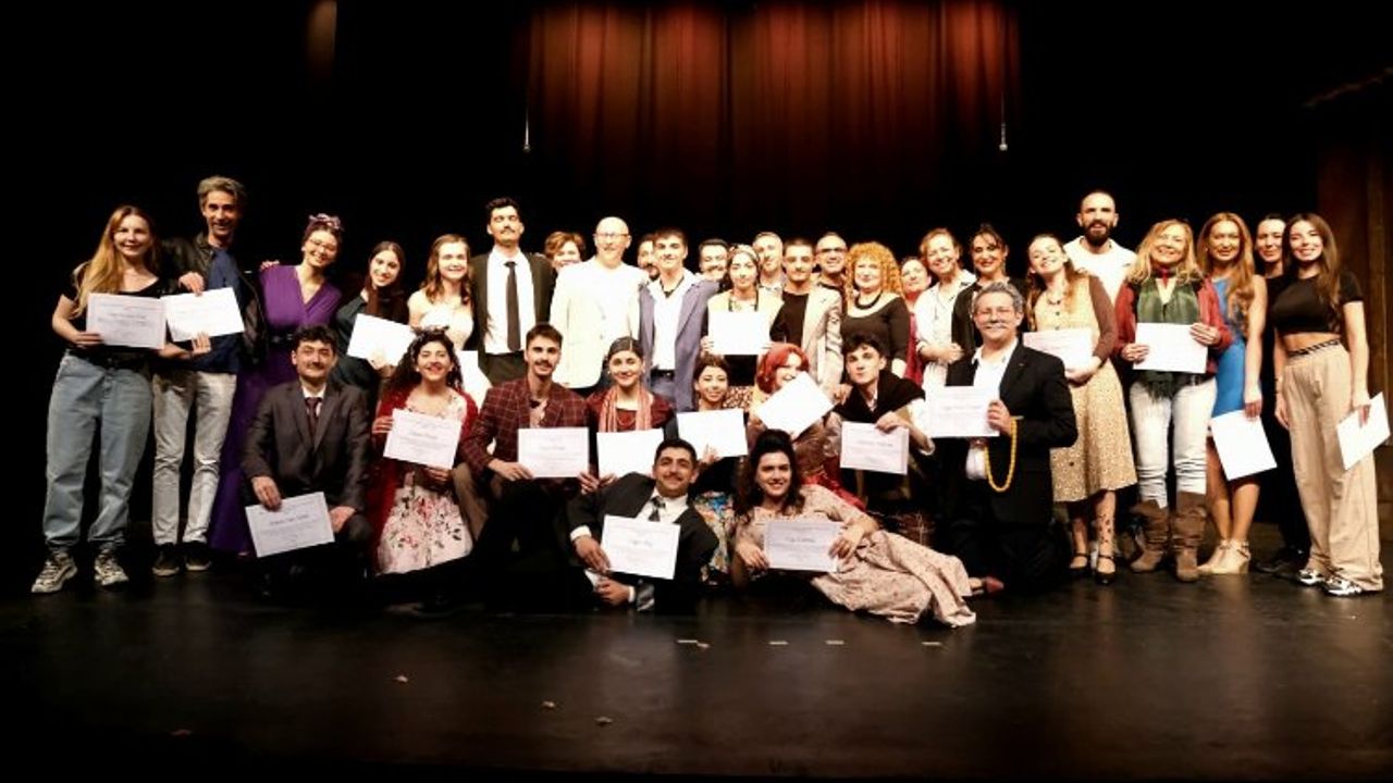 Bursa'da genç tiyatrocular mezuniyet için sahnede
