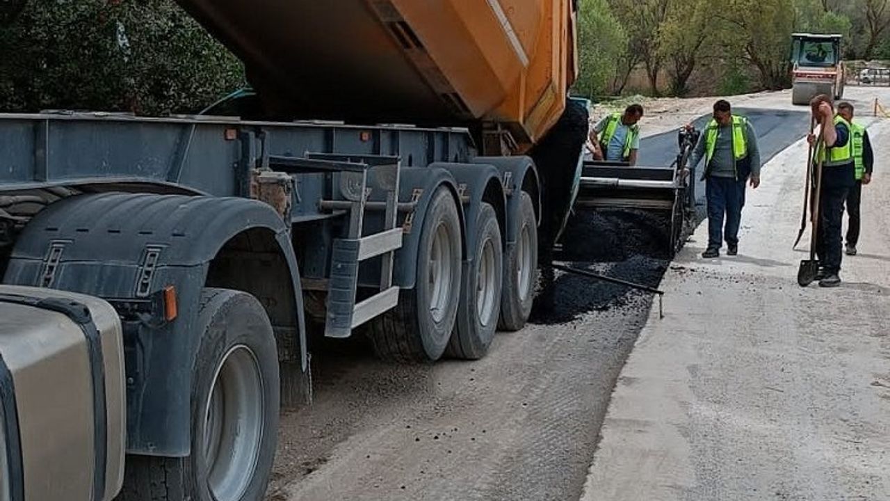 Kayseri Akkışla'da sıcak asfalt çalışması