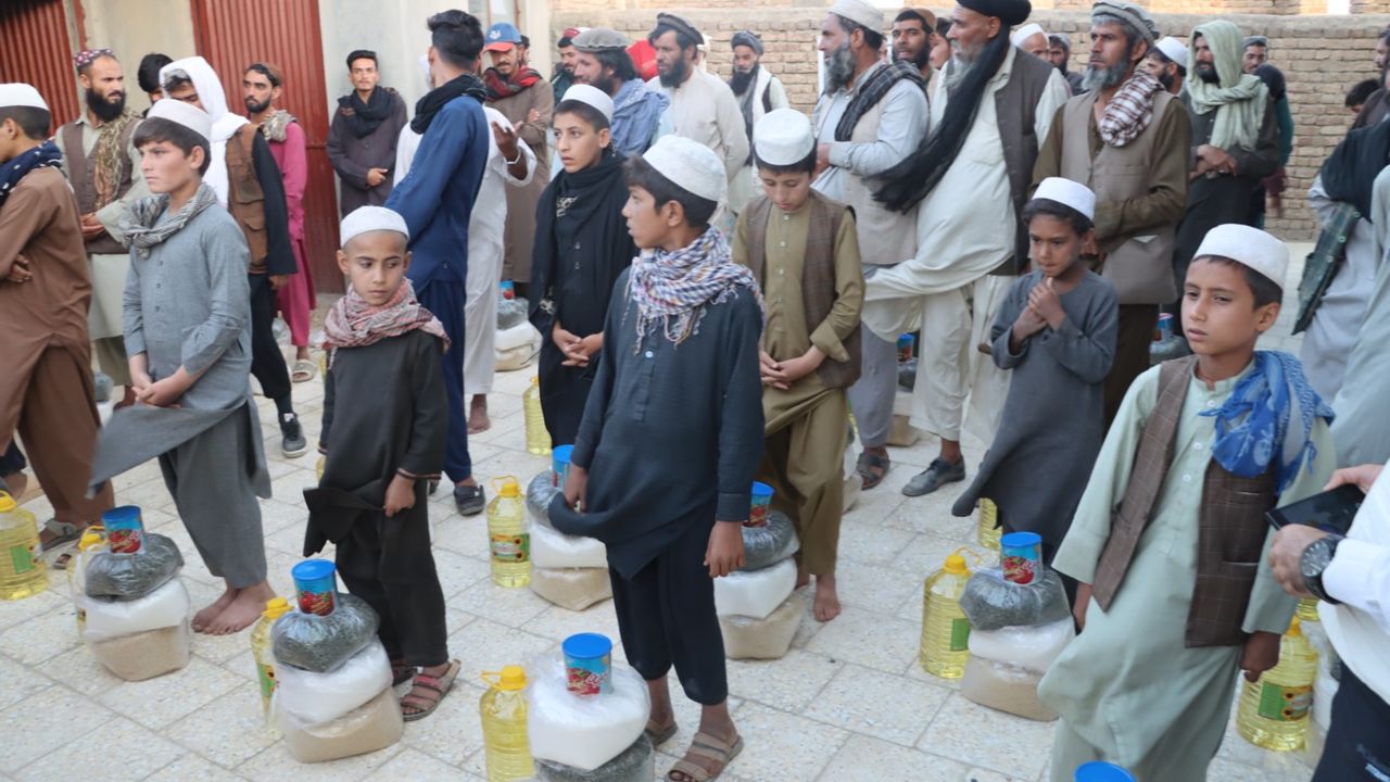 Afganistan'da ihtiyaç sahiplerine gıda ve kırmızı et yardımı