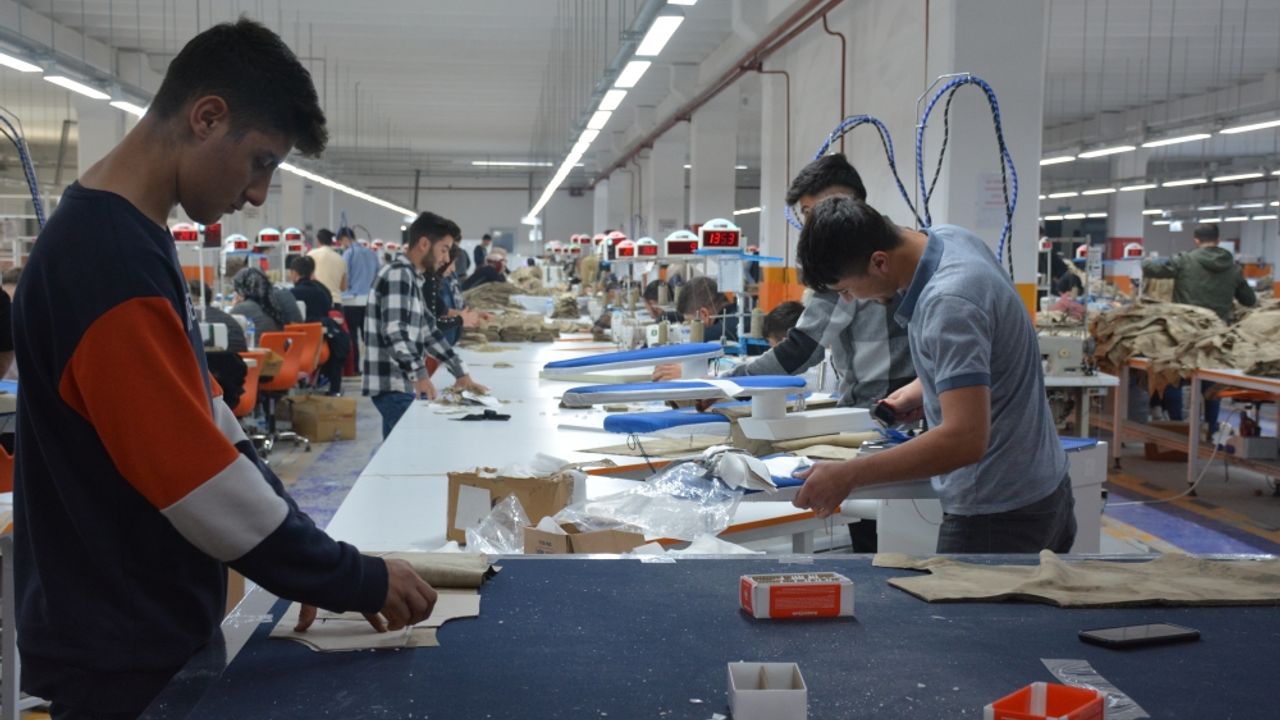 Bitlis'teki tekstil fabrikalarında 12 bin kişi istihdam ediliyor