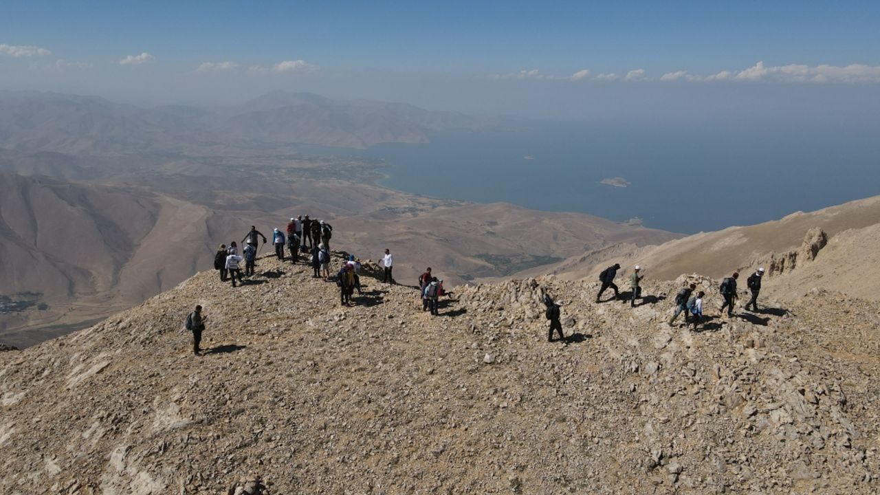 Doğaseverler, Van Gölü konusunda farkındalık oluşturmak için Artos Dağı'na tırmandı