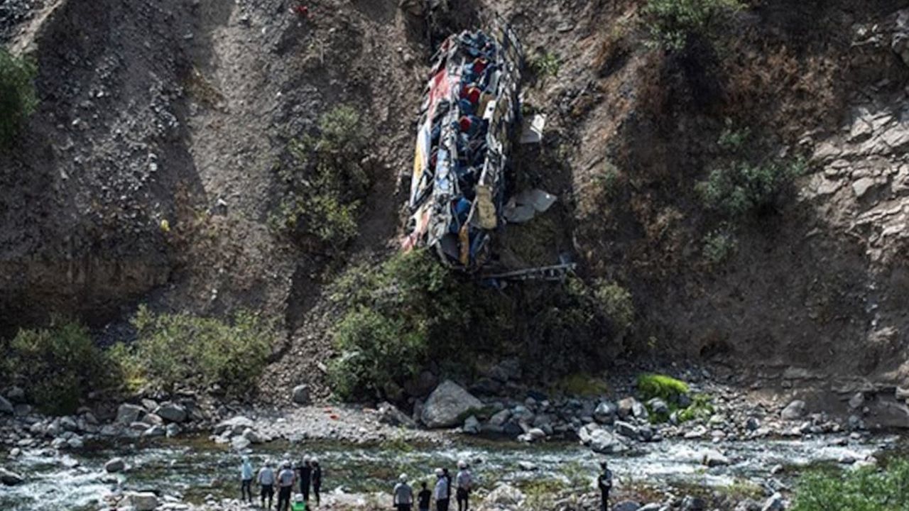 Peru'da otobüs kazası: 24 ölü