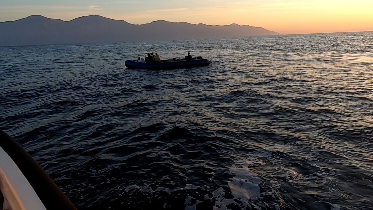 Sürüklenen bottaki düzensiz göçmenler kurtarıldı