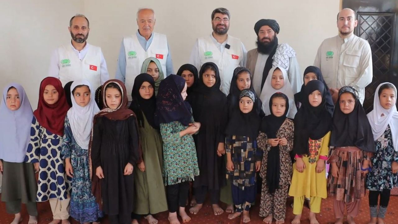 Umut Kervanı Afganistan'da 350 kız çocuğuna giyim yardımında bulundu