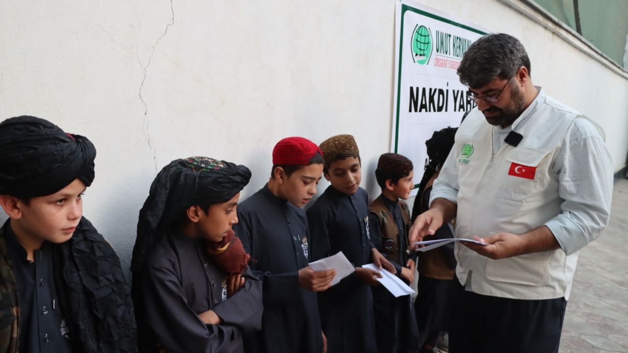 Umut Kervanı Afganistan'da yetimlere nakdi yardımda bulundu