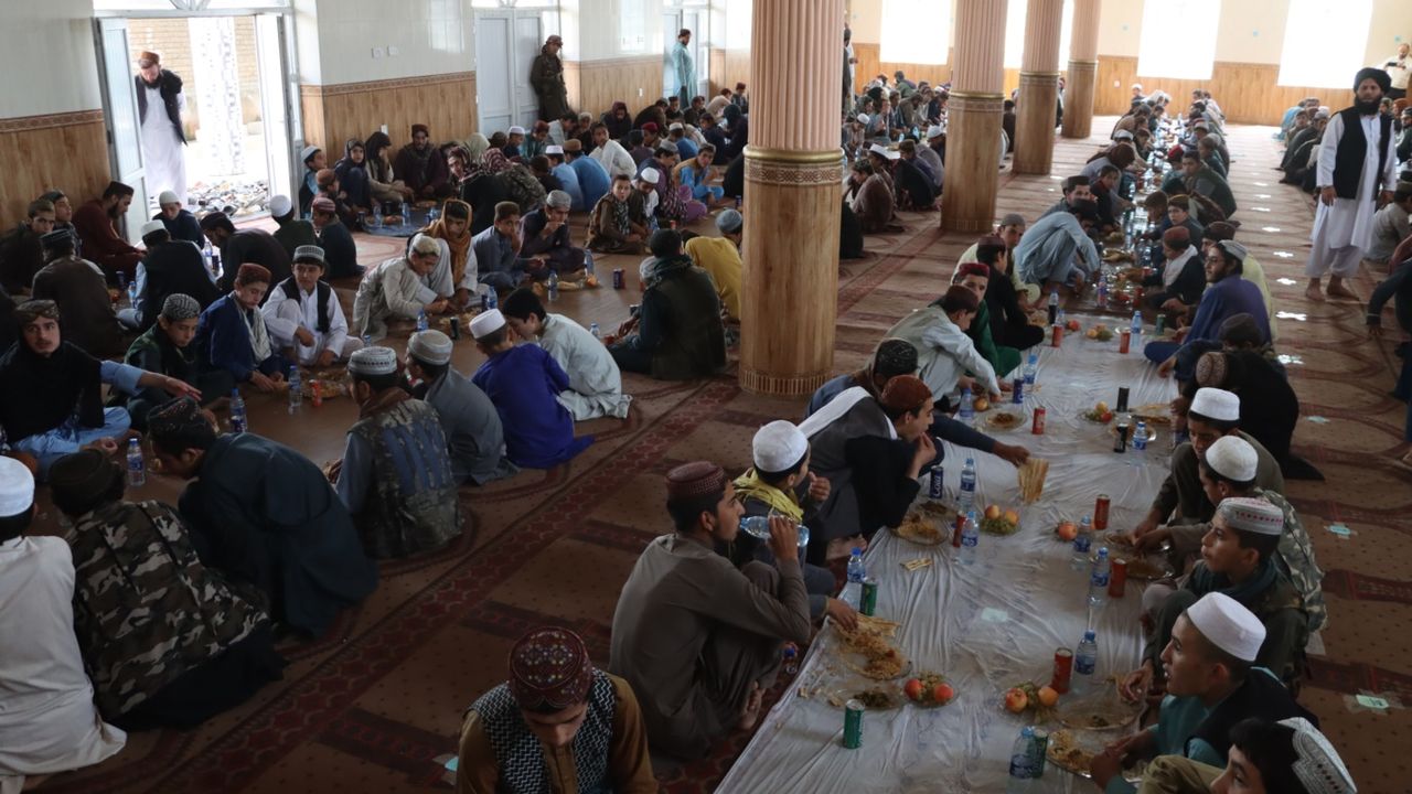 Umut Kervanı Afganistan'da yüzlerce medrese öğrencisine sıcak yemek dağıtımı yaptı