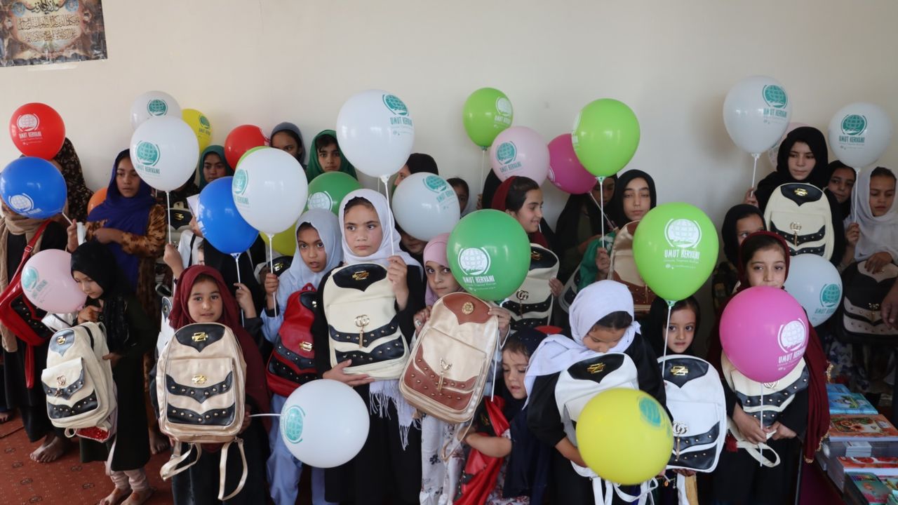 Umut Kervanı'ndan Afganistan'daki yetim ve ihtiyaç sahibi kız öğrencilere kırtasiye yardımı