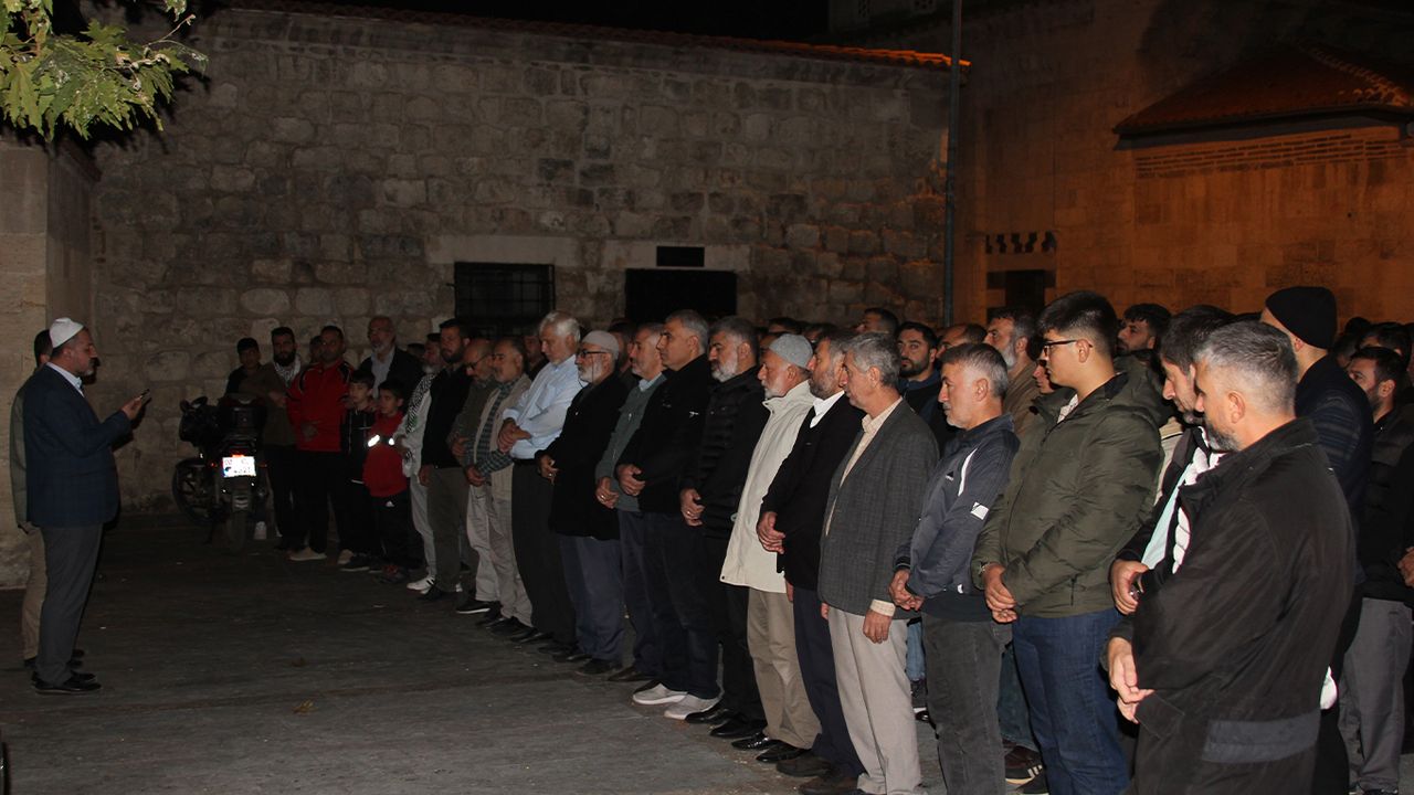 Adana'da Filistin için sabah namazında dua edildi