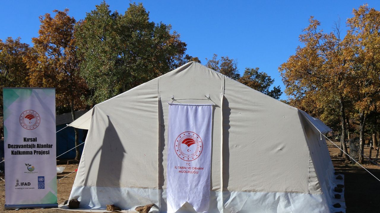 Adana'da kırsalda yaşayan ailelere çadır dağıtıldı