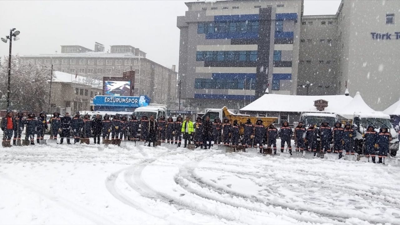 Erzurum Büyükşehir Belediyesi 1000 personelle karla mücadele çalışması yürütüyor