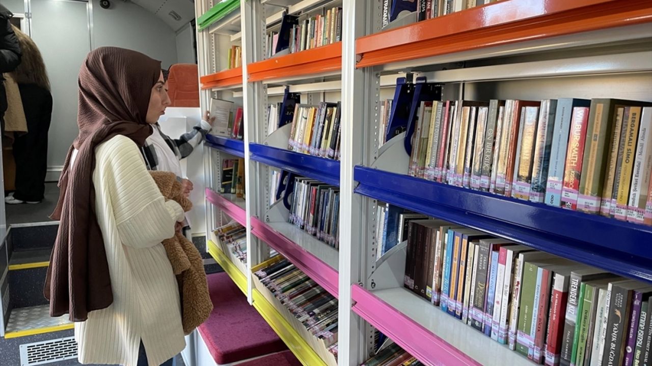 Gezici kütüphane, Ardahan Kalesi'ni ziyaret edenlerle buluşuyor