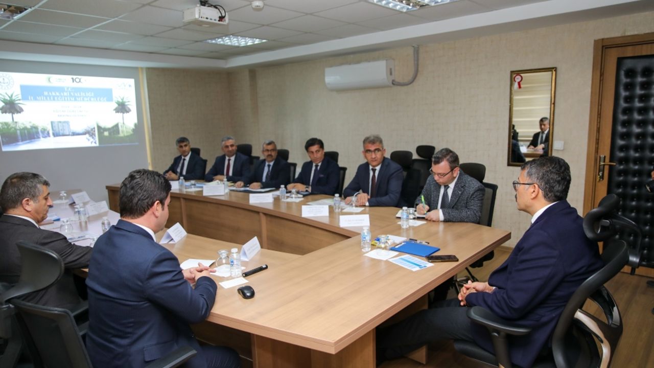Hakkari Valisi Ali Çelik, Milli Eğitim Müdürlüğünü ziyaret etti