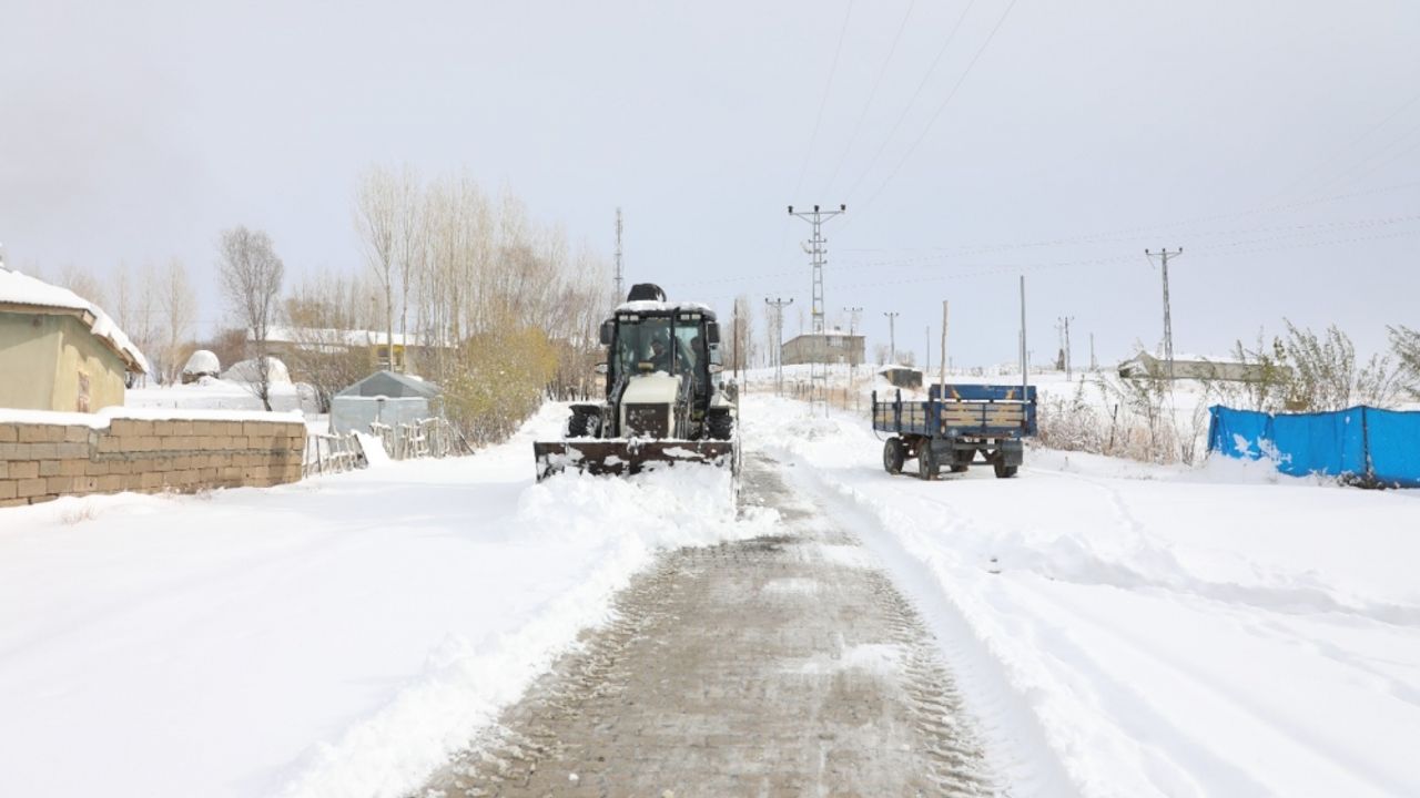 Van'da karla mücadele çalışması çalışmaları devam ediyor