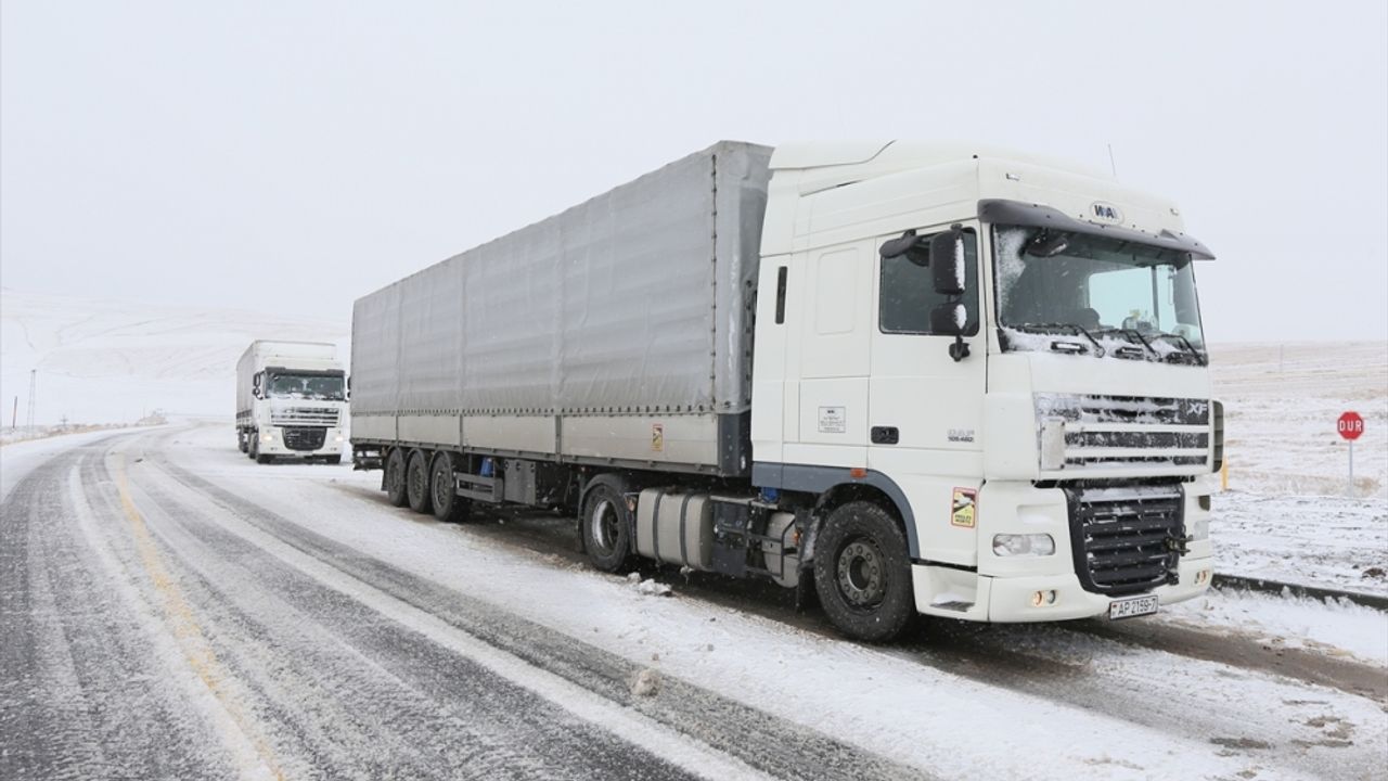 Yoğun kar ve tipi nedeniyle Kars-Ardahan kara yolunda ulaşım güçlükle sağlanıyor