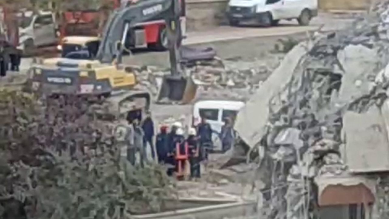 Ağır hasarlı binayı yıkmaya çalışan kepçe operatörü ölümden döndü 