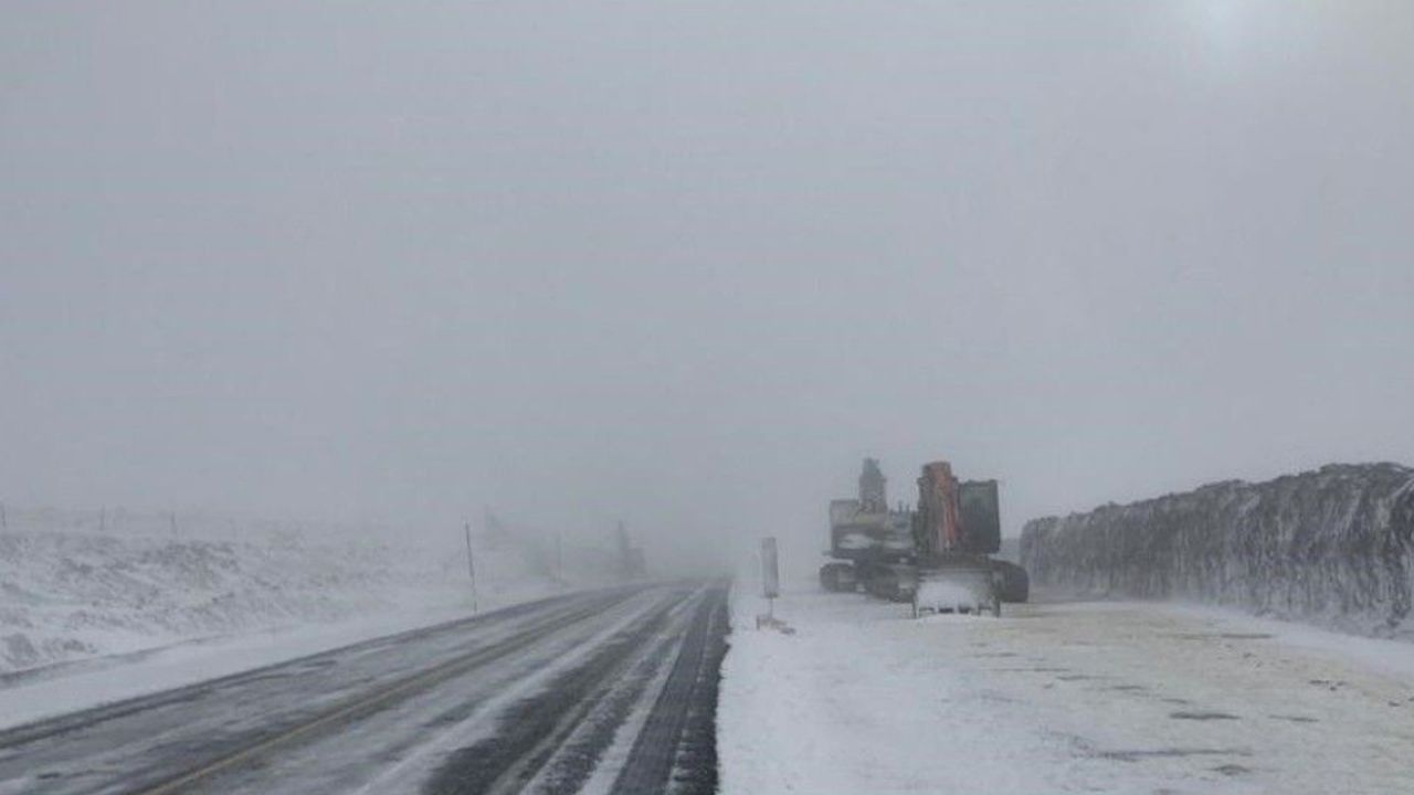 Ardahan'da kar yağışı ulaşımda aksamalara yol açıyor