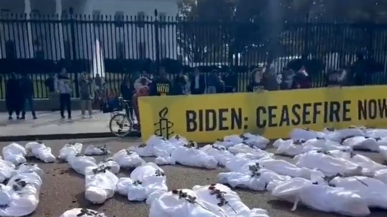 Gazze'ye destek için Beyaz Saray'ın önüne yüzlerce kefene sarılı naaş bırakıldı