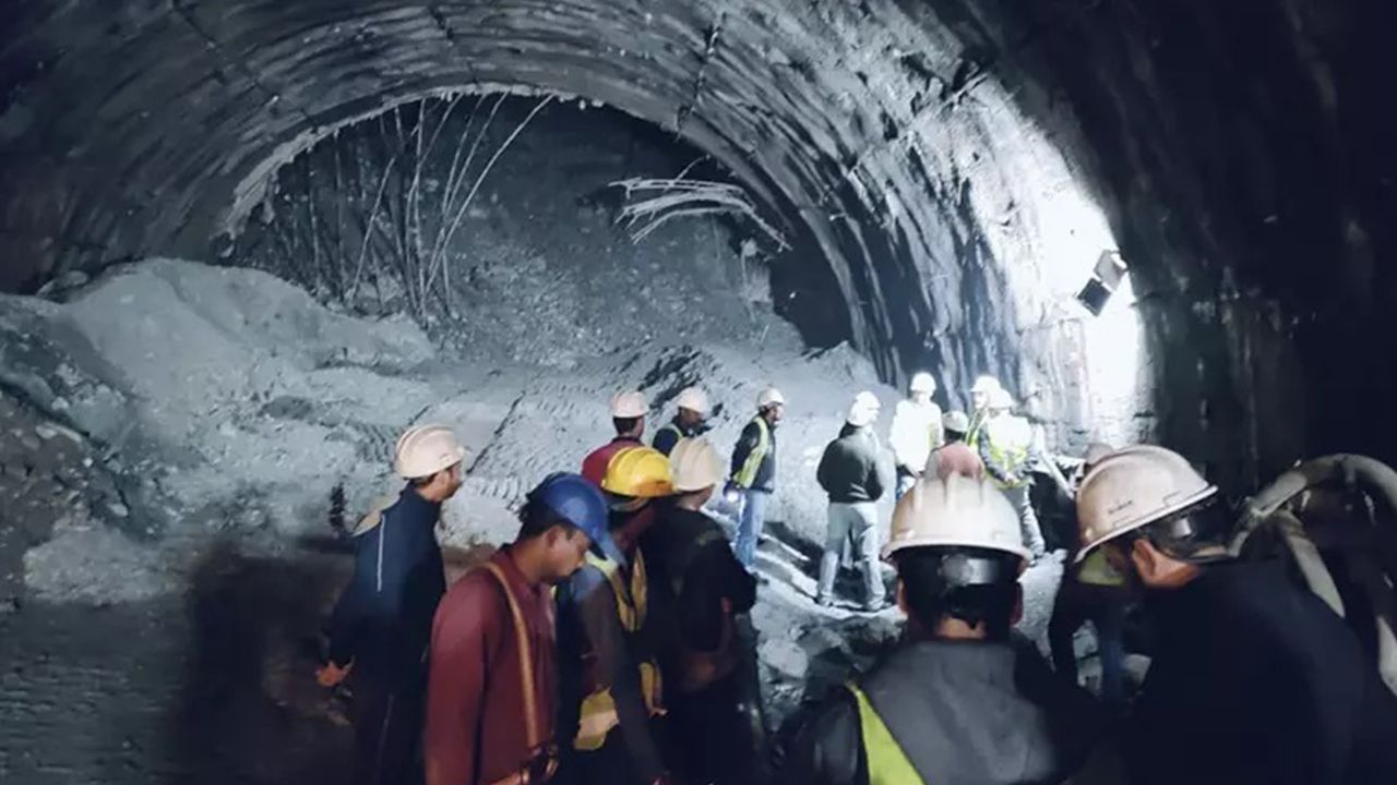 Hindistan’da tünel kazasında mahsur kalan işçiler henüz kurtarılamadı