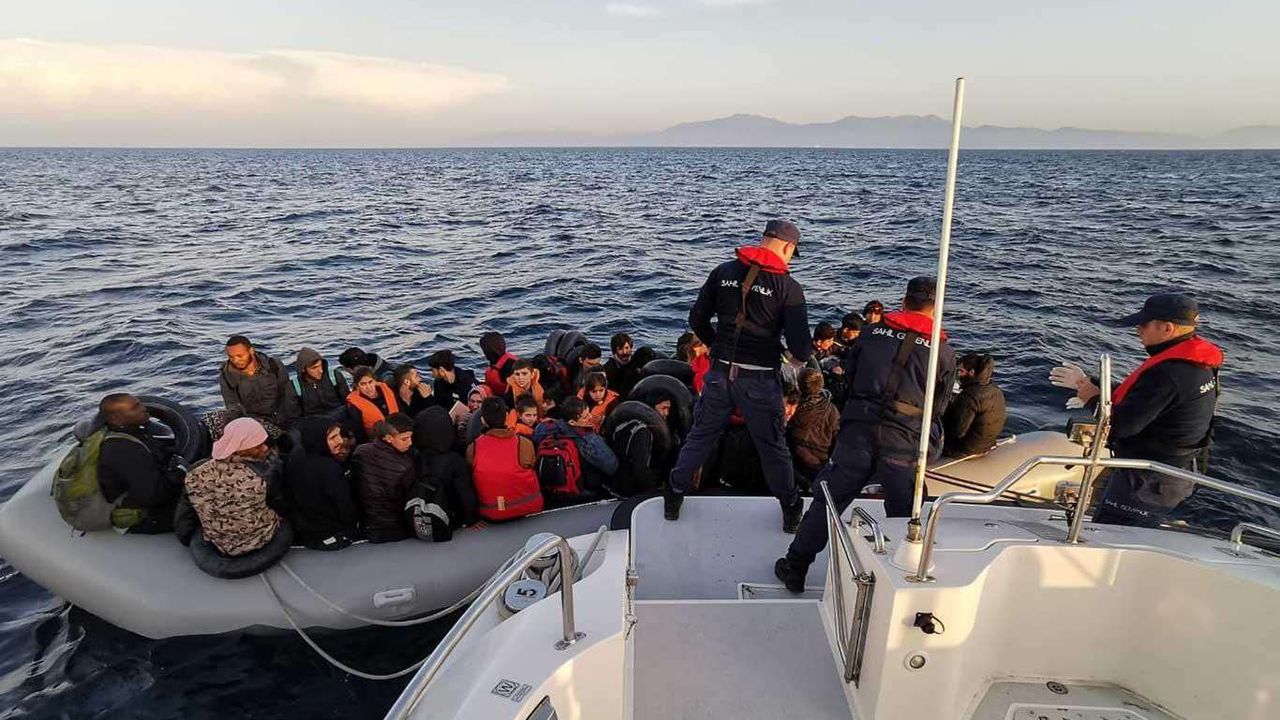 İzmir ve Balıkesir açıklarında 53 düzensiz göçmen yakalandı