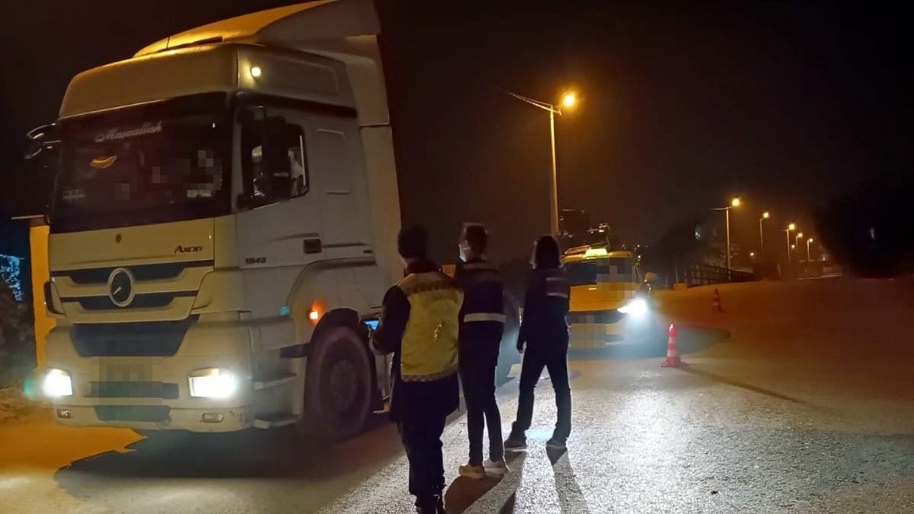 Jandarma Nusaybin'in kırsal mahallelerinde yol kontrolü gerçekleştirdi