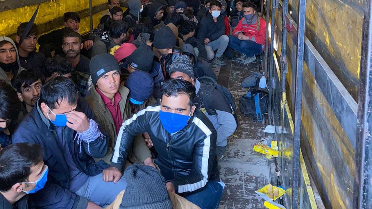 Kırklareli'nde 739 düzensiz göçmen ile 4 organizatör yakalandı