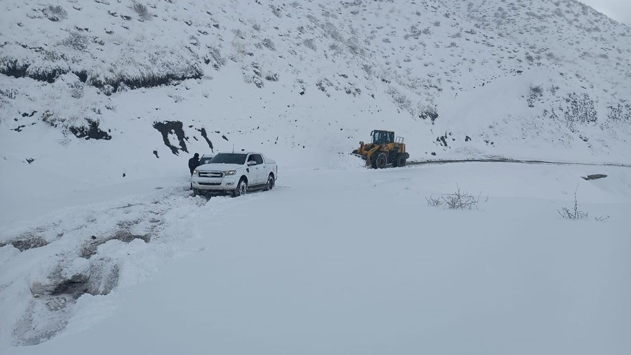 Siirt'te aşırı kar yağışı nedeniyle grup köy yolları ulaşıma kapandı