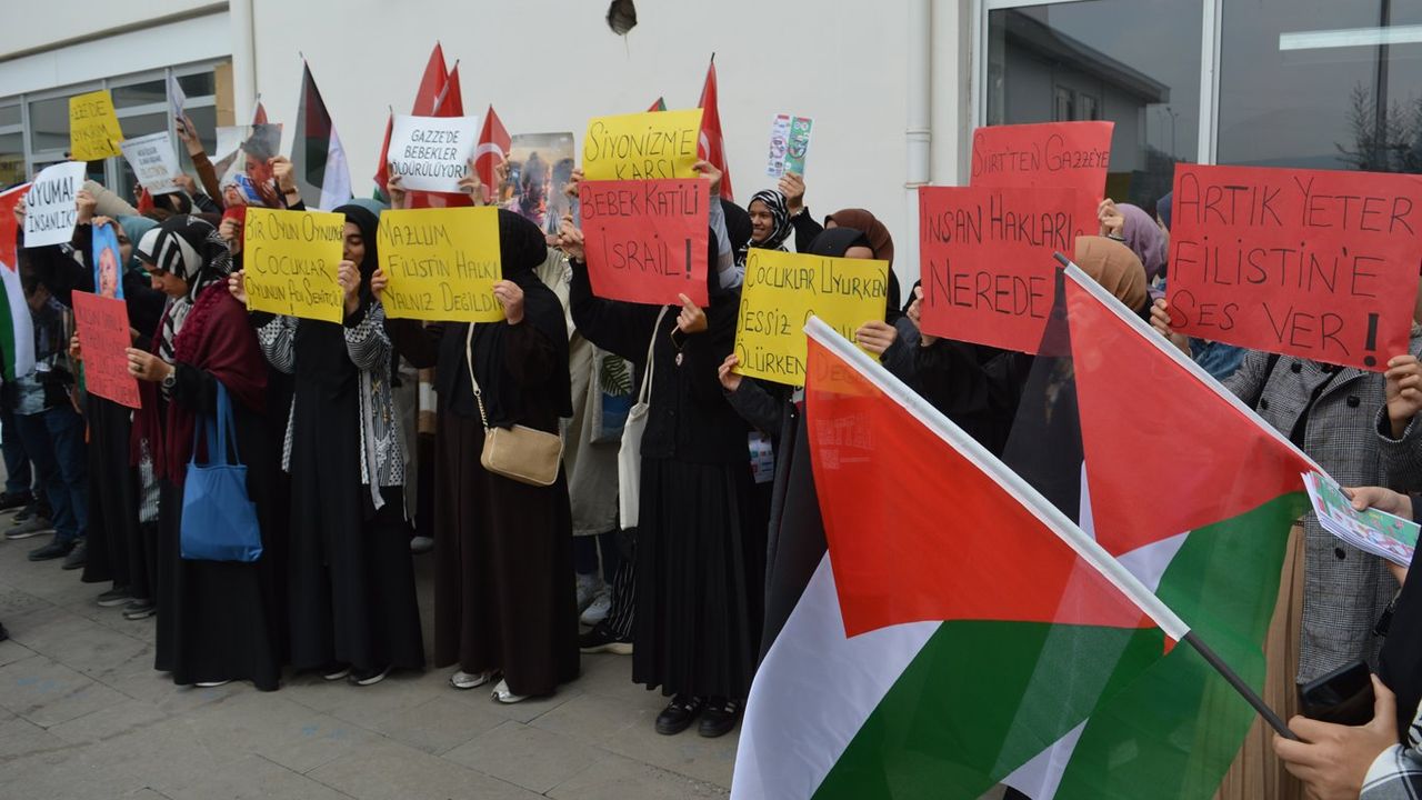 SİÜ öğrencileri Filistinlilere destek işgal rejiminin mallarına boykot çağrısı yaptı