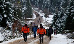 Sakarya'da doğaseverler karlar arasında yürüdü
