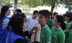 Iğdır'da gönüllü gençler okul, hastane, köy demeden çocukları sevindiriyor