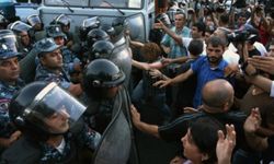 Başkent Erivan gösterilerle çalkalanıyor