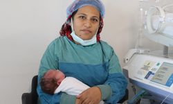 Riskli gebeliği nedeniyle sezaryen için gün verilen genç kadın evde doğum yaptı