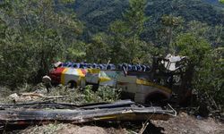 Bolivya'da minibüs uçuruma yuvarlandı: 6 ölü, 7 yaralı