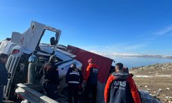 Kars'ta devrilen tırda sıkışan 2 kişi yaralandı