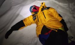 Kayalıklara düşen Ukraynalı dağcı yaralandı