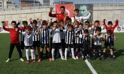 Minik futbolcular İzmit Belediyesi Cumhuriyet Bayramı Futbol Şöleninde doyasıya eğlendi 