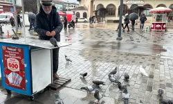 Seyyar bayi yılbaşı talih kuşlarını besledi!