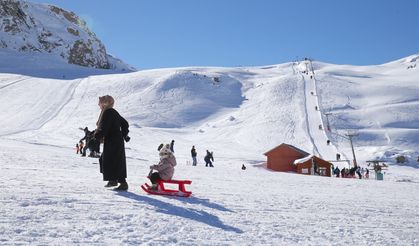 Hakkari'deki kayak merkezinde yılbaşı hareketliliği
