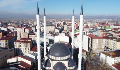 Yeni yapılan Ağrı Merkez Camii şehrin neredeyse her noktasında görülebiliyor