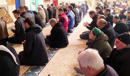 Gazze'ye dua için sabah namazında Müslümanlar bir araya geldi