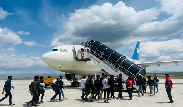Ağrı’da Afganistan uyruklu 826 düzensiz göçmen sınır dışı edildi