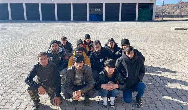 Kars'ta insan kaçakçılığından aranan şüphelinin evinde 15 düzensiz göçmen yakalandı