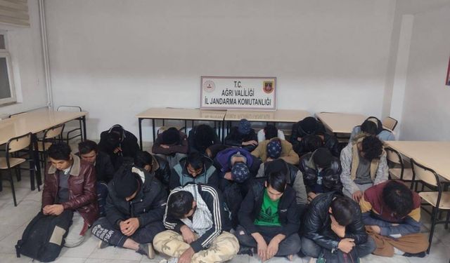 Ağrı'da 24 düzensiz göçmen tıra bindirilirken yakalandı