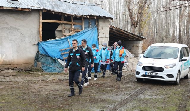 Erciş'te "Vefa" ekibi, yardım isteyen yaşlı çiftin ineğini sağdı