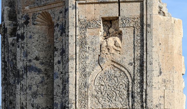 Van depremlerinde hasar gören Kara Yusuf Bey Kümbeti'nin restorasyonuna başlandı
