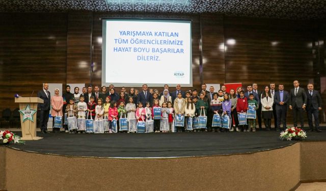 Van'da kitap okuma yarışmasında dereceye giren öğrenciler ödüllendirildi