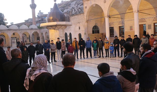 Hür Gençlik sabah namazında buluştu