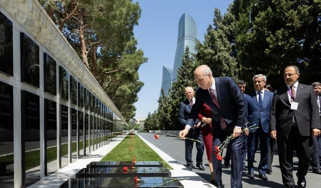 Kurtulmuş, Bakü'de şehitliği ziyaret etti