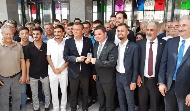 CHP Genel Başkanı Özgür Özel, Bursa'da Osmangazi Meydanı'nı gezdi